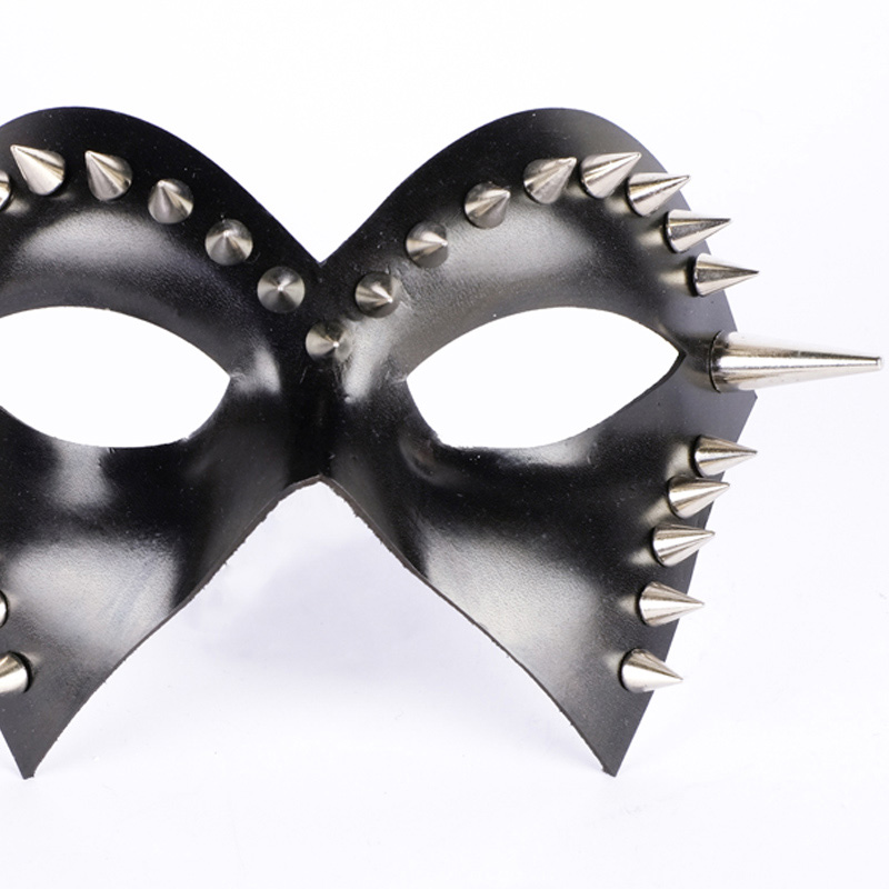 Detail Colombina Fifi Leather Spikes Silver